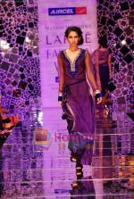 Model walks the ramp for Manish Malhotra Show at Lakme Winter fashion week day 4 on 20th Sept 2010 (50).JPG